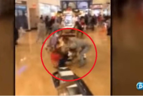 BlackFriday: Se van a golpes 'por las compras'