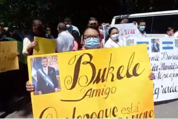 Lágrimas, festejo y abrazos por la llegada de vacunas donadas por El Salvador