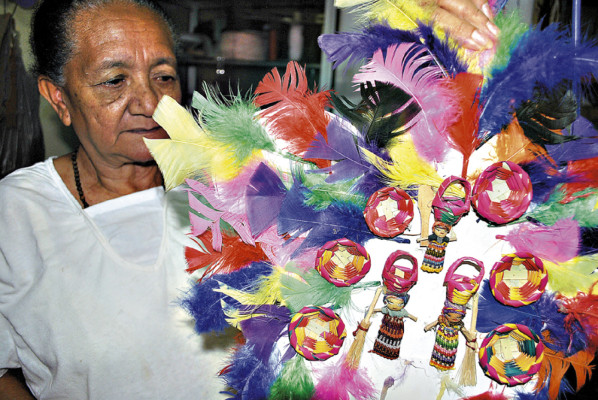 Mujeres contribuyen a la economía del hogar con el arte manual