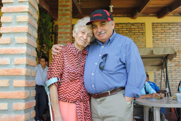 El doctor Nery Madrid junto a su madre. Sus padres son guatemaltecos.