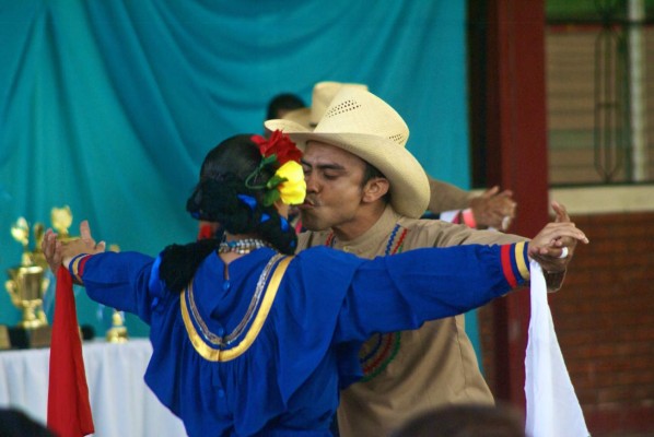 Colorida fiesta folclórica en La Esperanza, Intibucá