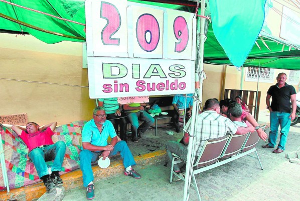 Anuncian cierre de primera avenida por falta de pago