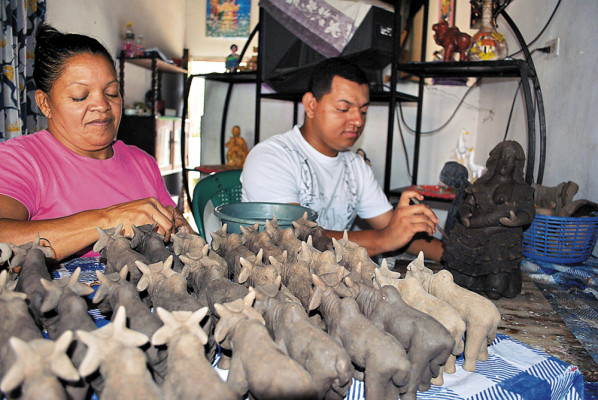 Mujeres contribuyen a la economía del hogar con el arte manual