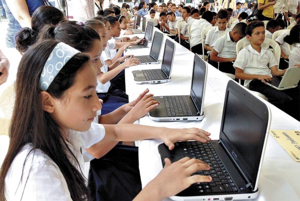 Tercera reforma educativa inicia con 500,000 computadoras
