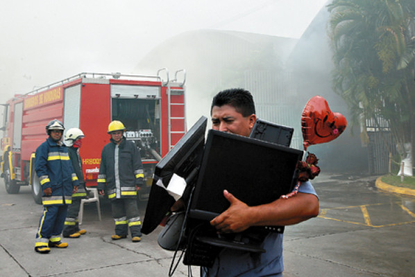 Histeria colectiva por voraz incendio que duró 21 horas