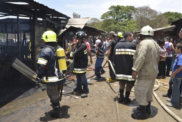 Incendio arrasó con 25 puestos del mercado Nuevo Amanecer