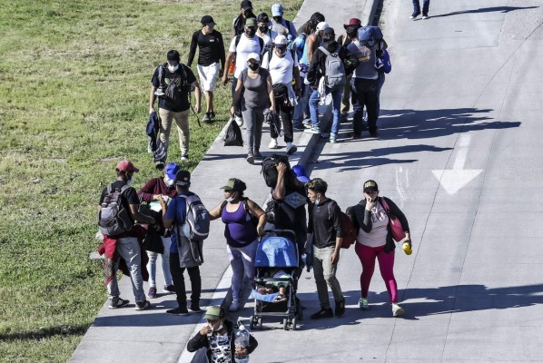 Familias enteras y jóvenes sin esperanza: la primera caravana migrante de 2022 hacia EE UU