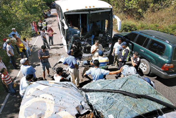 Un muerto y 15 heridos deja fatal accidente en el sur