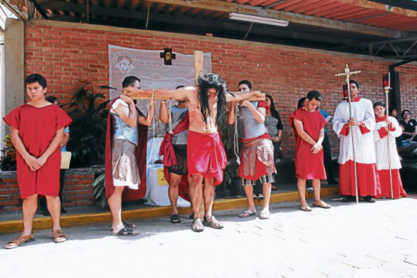 Universitarios reviven la Pasión, Muerte y Resurrección de Jesús