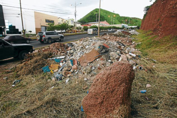 Desechos de construcción tapizan aceras de 40 colonias