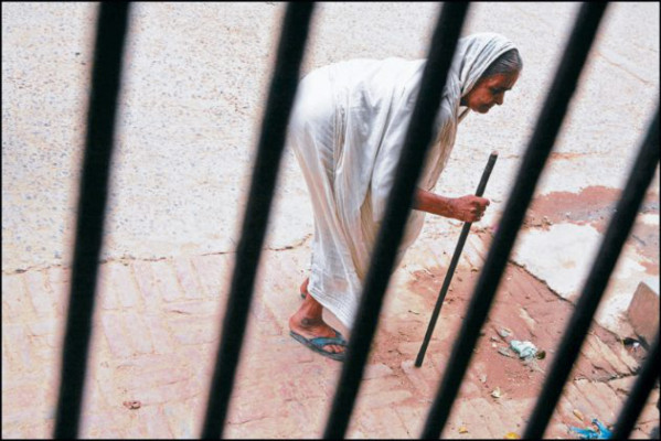 Viudas hindúes, entre la desidia y el abandono