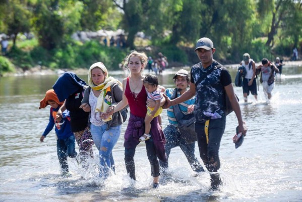 15 fotos impactantes de la caravana migrante recibida con gas lacrimógeno