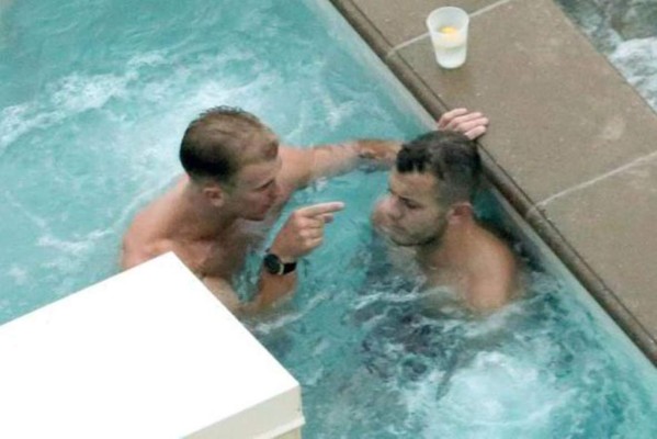 Fotografías en fiesta loca encienden la furia de Wenger