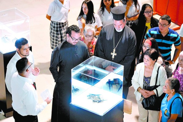 Impactante jornada de fe por exposición de la Sábana Santa en San Pedro Sula