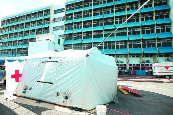 hasta en CArpas atendieron a los heridos en el HEU