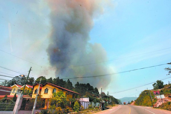 Fuertes incendios asfixian la capital