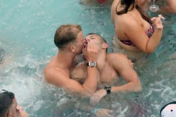 Fotografías en fiesta loca encienden la furia de Wenger