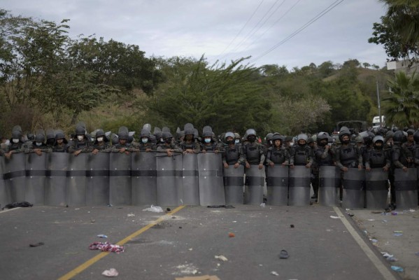 Cercos policiales, intemperie y covid-19: las amenazas a la caravana migrante en Guatemala