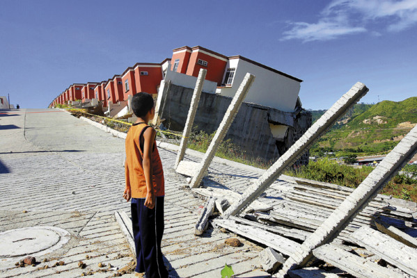 Falla geológica derriba cuatro casas en Ciudad del Ángel