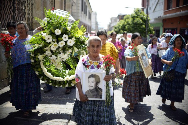 Elvira Laj, esposa de Jacobo López, desaparecido en 1983 en el norte del país, y recientemente exhumado en una antigua base militar e identificado por los forenses, mantiene su imagen durante una marcha por el Día Internacional de las Víctimas de la Desaparición Forzada