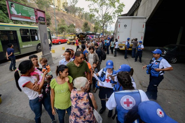 FOTOS: Venezolanos recibieron con largas filas la ayuda humanitaria llevada por la Cruz Roja