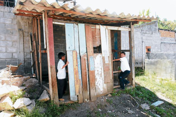 Tegucigalpa: Unos 300 niños reciben clases sentados en bloques