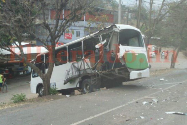 Choque entre rapidito y volqueta deja cuatro personas heridas en carretera a Olancho