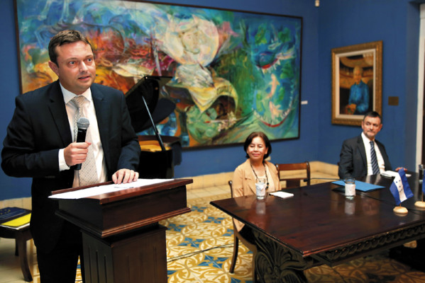 El escritor José González ganó el Premio Europeo Hibueras