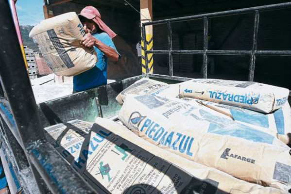 Cascada de alzas elevaría precio de cemento de L 13-15