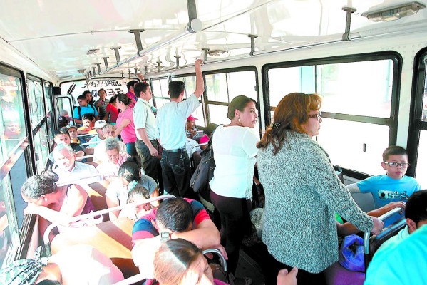 Taxistas acuerdan rebajar un lempira a servicio colectivo