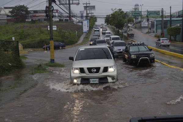 Inundaciones paralizaron tráfico en al menos cuatro bulevares