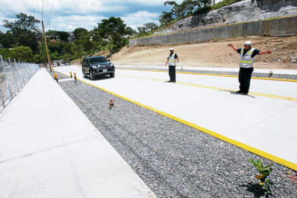 Calle de acceso a colonia Los Robles ya está rehabilitada
