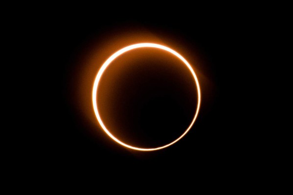 Las hermosas fotografías captadas durante el eclipse 'anillo de fuego'