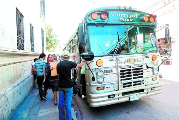 Taxistas acuerdan rebajar un lempira a servicio colectivo