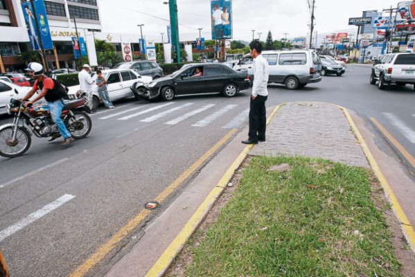 Tegucigalpa y Comayagüela están llenas de señales viales confusas y en desuso