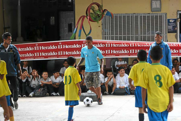 El Ciclón Azul llenó de ambiente la Escuela Cerro Grande II