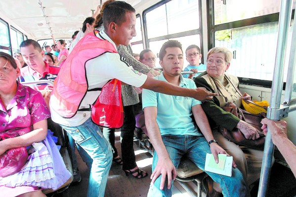 Taxistas acuerdan rebajar un lempira a servicio colectivo
