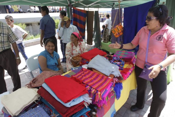 Promueven feria artesanal lenca en la plaza central