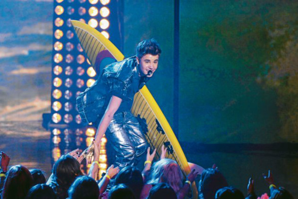 Bieber y Swift brillan en los Teen Choice Awards