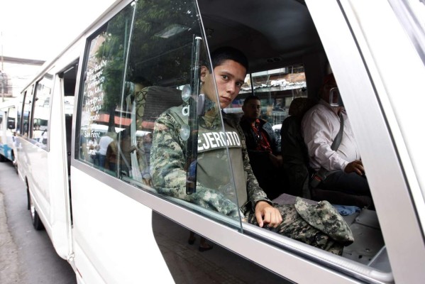 Honduras: 550 militares saturan terminales y buses del transporte urbano