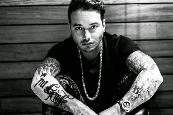 J Balvin dice adiós a sus tatuajes por su mamá