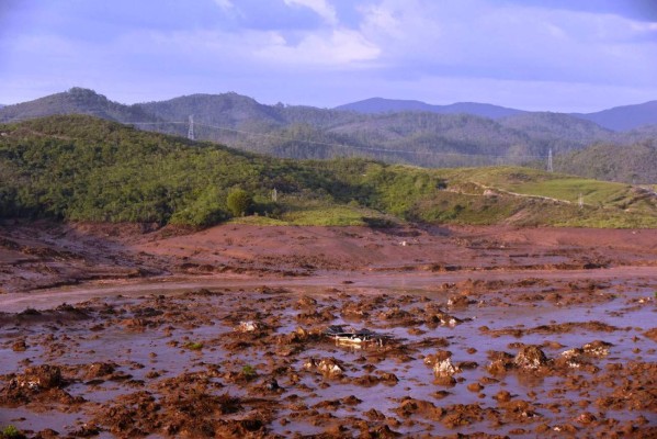 Más de 17 muertos en poblado de Brasil sepultado por lodo tóxico