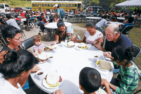 Pepenadores disfrutan de un almuerzo navideño