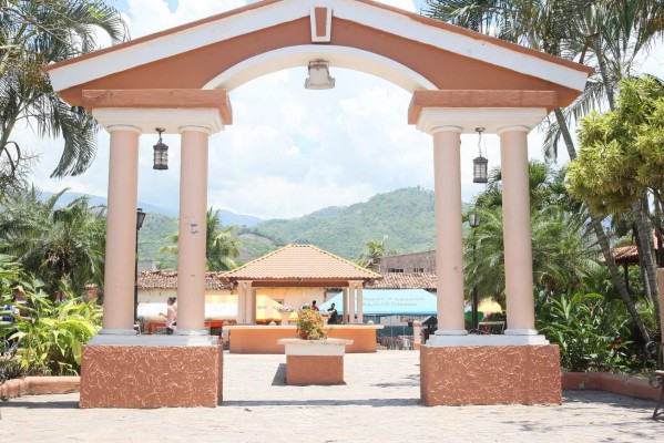 Ajuterique se convierte en pueblo mágico decorado con murales