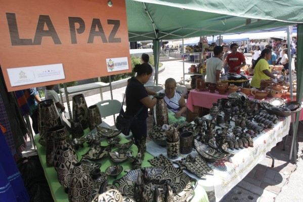 Promueven feria artesanal lenca en la plaza central