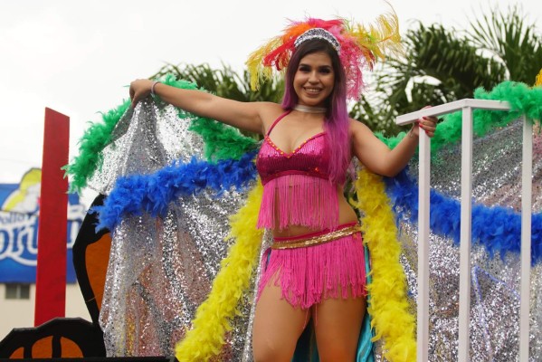 Chicas irradiaron belleza en la Feria Juniana de San Pedro Sula