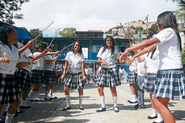 Bandas de guerra afinan sus ritmos para desfiles patrios