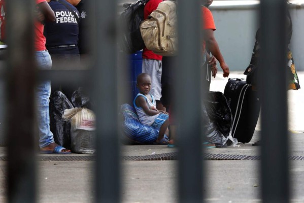 Informes revelen escasez de alimentación y agua en centros de menores migrantes detenidos en Estados Unidos
