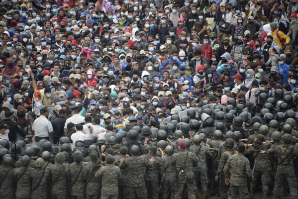 Empujones, golpes y gas lacrimógeno: Así fue la represión a la caravana migrante en Guatemala