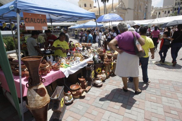 Promueven feria artesanal lenca en la plaza central